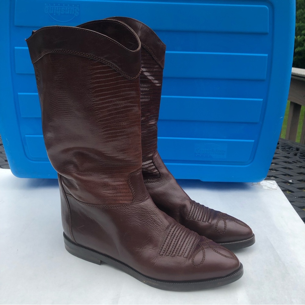 Women's flat heel leather boots